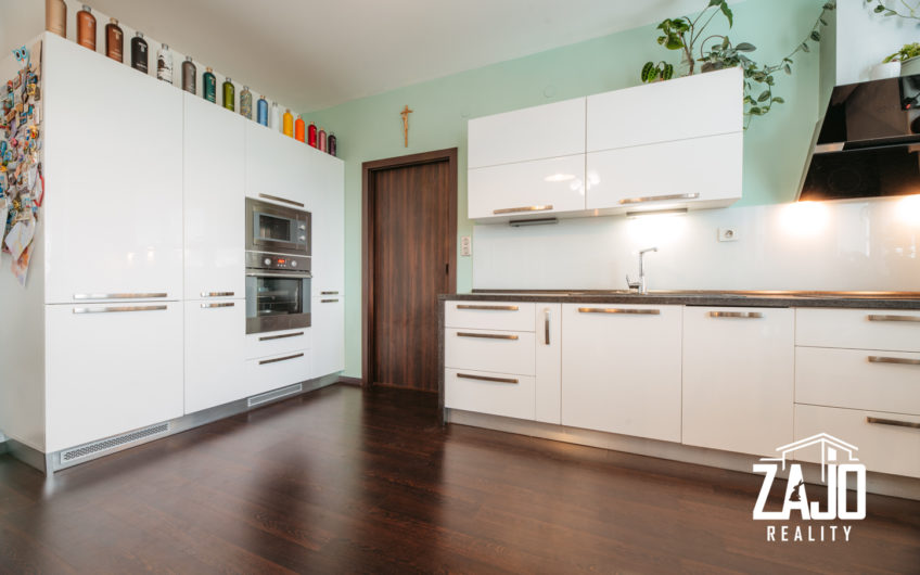 2 IZBOVÝ BYT S BALKÓNOM – NEMŠOVÁ + park. miesto a dvor s bazénom