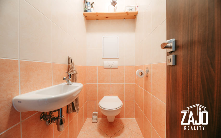 2 IZBOVÝ BYT S BALKÓNOM – NEMŠOVÁ + park. miesto a dvor s bazénom