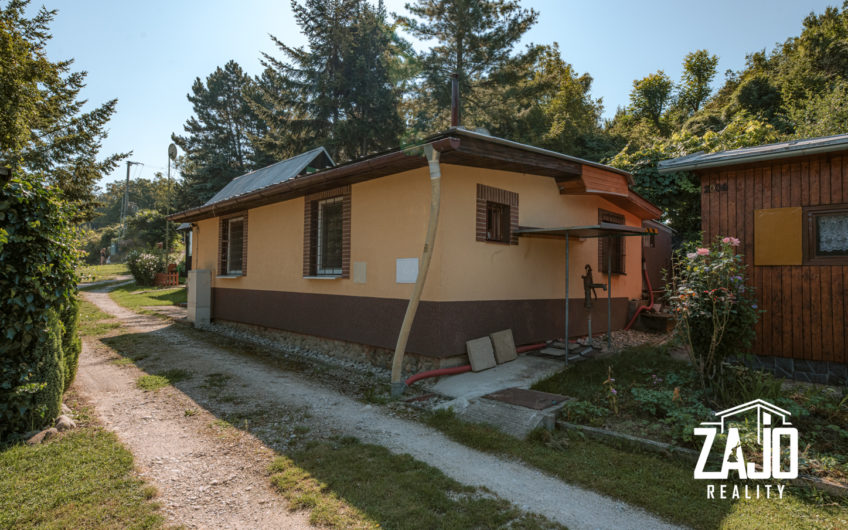 NA PREDAJ Chata s bazénom v krásnej lokalite pri jazere