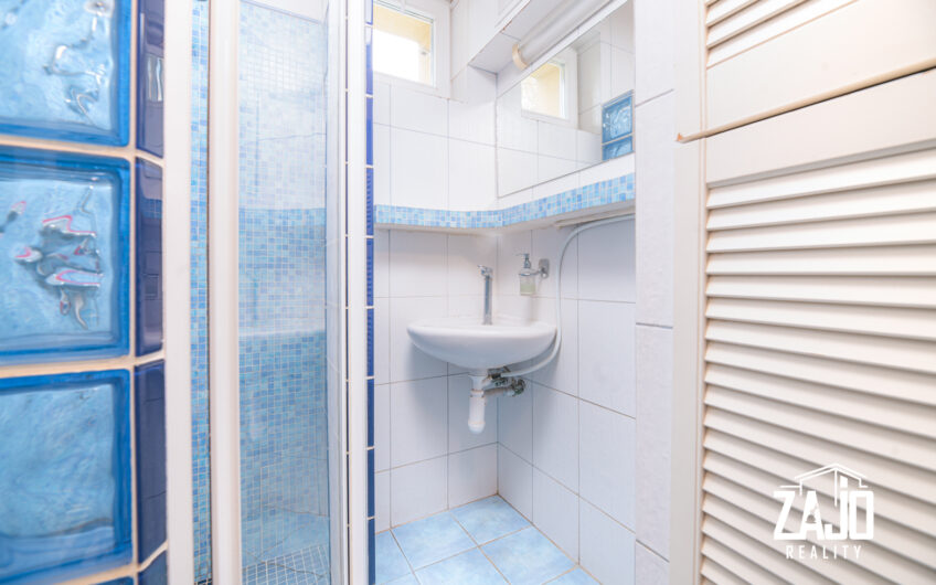 NA PREDAJ | 3-izbový byt s lodžiou, 2x garáž a záhrada 441 m², Trenčianske Biskupice 