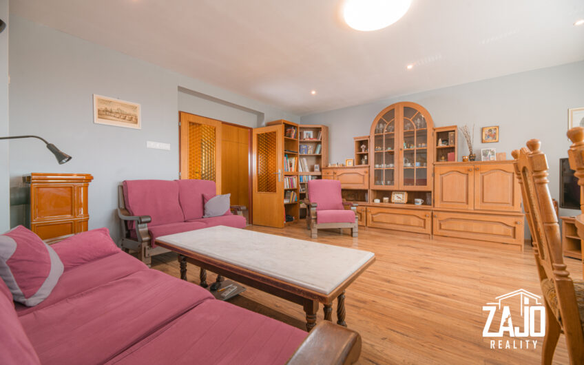 NA PREDAJ | 3-izbový byt s lodžiou, 2x garáž a záhrada 441 m², Trenčianske Biskupice 