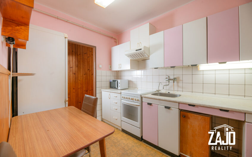Rezervované: 3-izbový byt s balkónom v centre Trenčianskej Teplej – ZAJO Reality