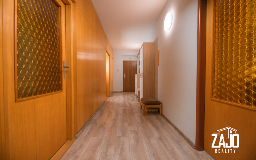 NA PREDAJ | 3-izbový byt s lodžiou, 2x garáž a záhrada 441 m², Trenčianske Biskupice 