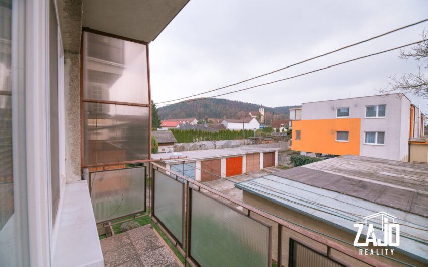 Rezervované: 3-izbový byt s balkónom v centre Trenčianskej Teplej – ZAJO Reality