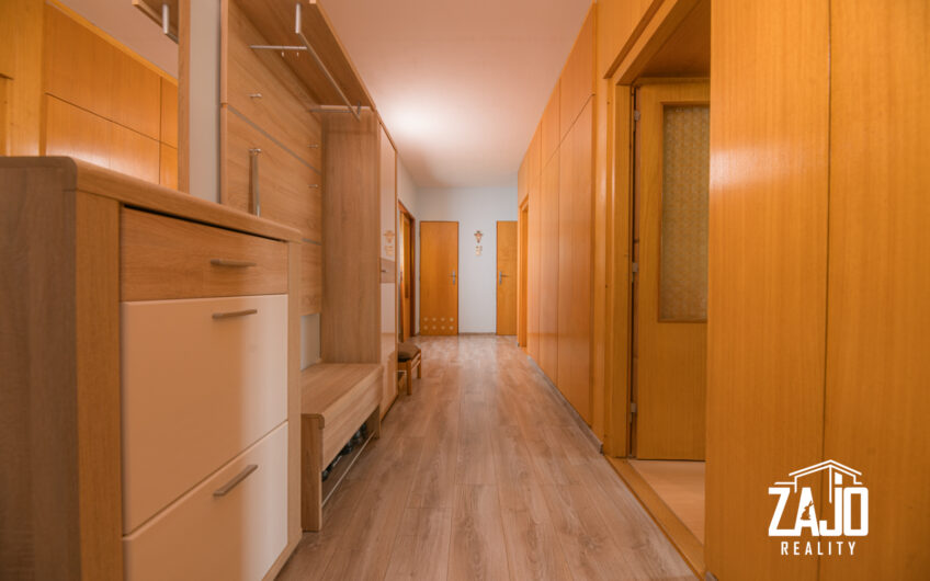 NA PREDAJ | 3-izbový byt s lodžiou, 2x garáž a záhrada 441 m², Trenčianske Biskupice 