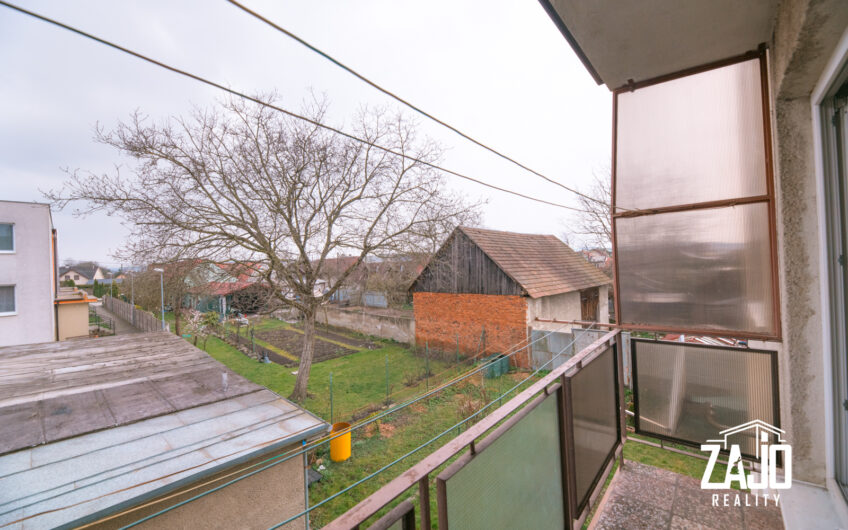 Rezervované: 3-izbový byt s balkónom v centre Trenčianskej Teplej – ZAJO Reality