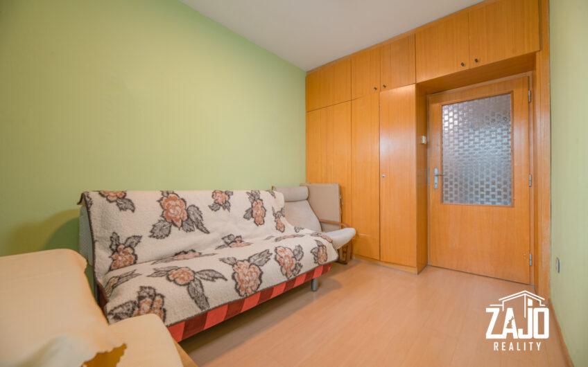 NA PREDAJ | 3-izbový byt s lodžiou, 2x garáž a záhrada 441 m², Trenčianske Biskupice 