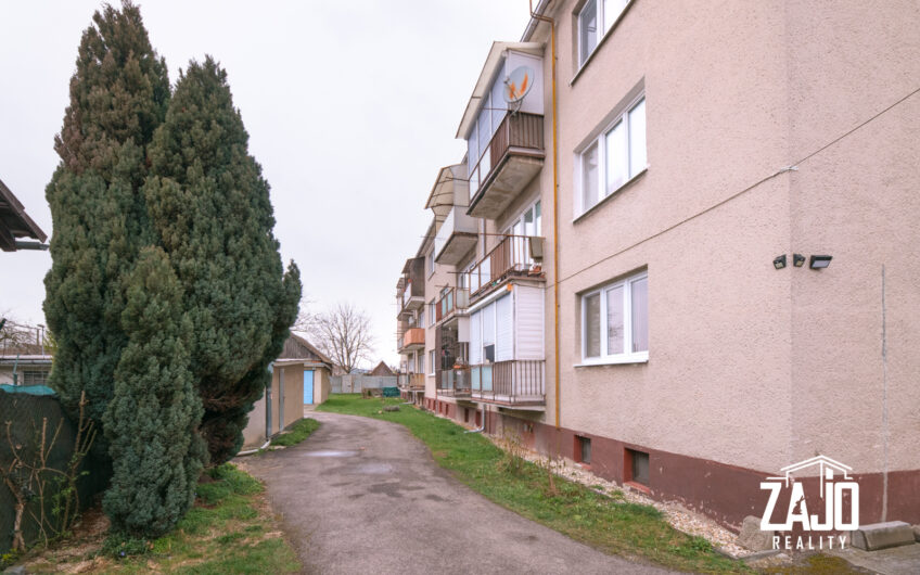 Rezervované: 3-izbový byt s balkónom v centre Trenčianskej Teplej – ZAJO Reality