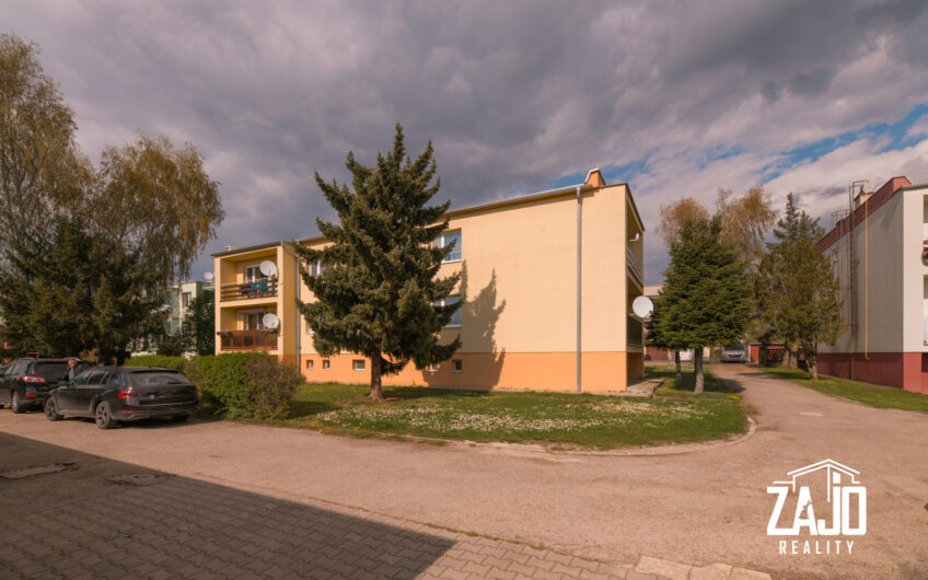 NA PREDAJ | 3-izbový byt s lodžiou, 2x garáž a záhrada 441 m², Trenčianske Biskupice 