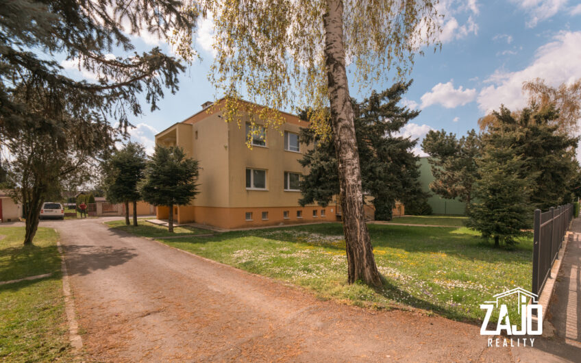 NA PREDAJ | 3-izbový byt s lodžiou, 2x garáž a záhrada 441 m², Trenčianske Biskupice 