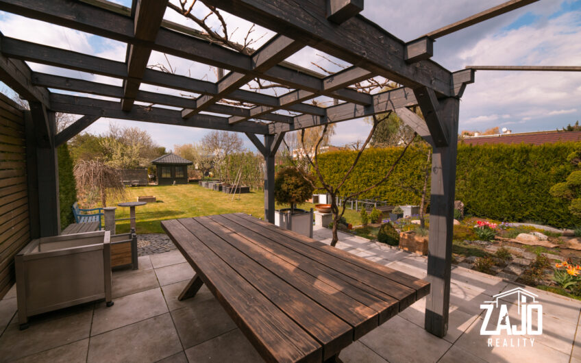 NA PREDAJ | 3-izbový byt s lodžiou, 2x garáž a záhrada 441 m², Trenčianske Biskupice 