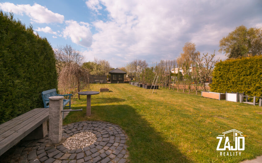 NA PREDAJ | 3-izbový byt s lodžiou, 2x garáž a záhrada 441 m², Trenčianske Biskupice 