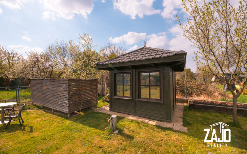 NA PREDAJ | 3-izbový byt s lodžiou, 2x garáž a záhrada 441 m², Trenčianske Biskupice 