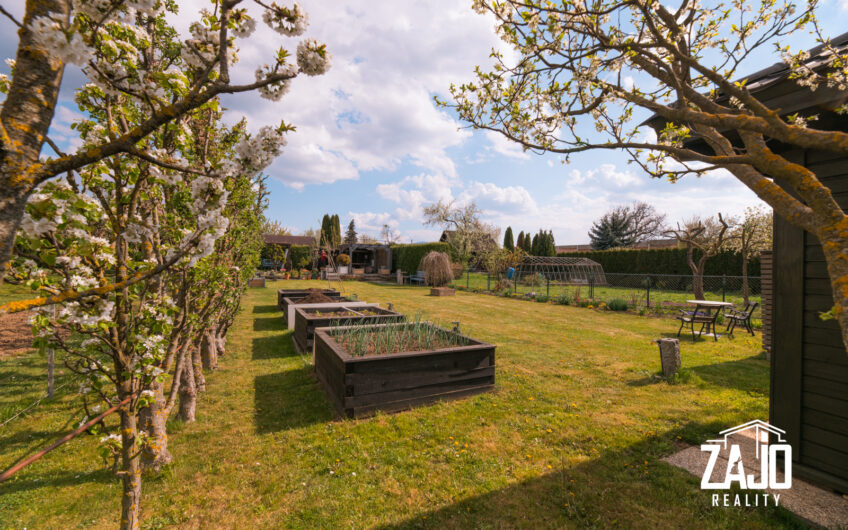 NA PREDAJ | 3-izbový byt s lodžiou, 2x garáž a záhrada 441 m², Trenčianske Biskupice 