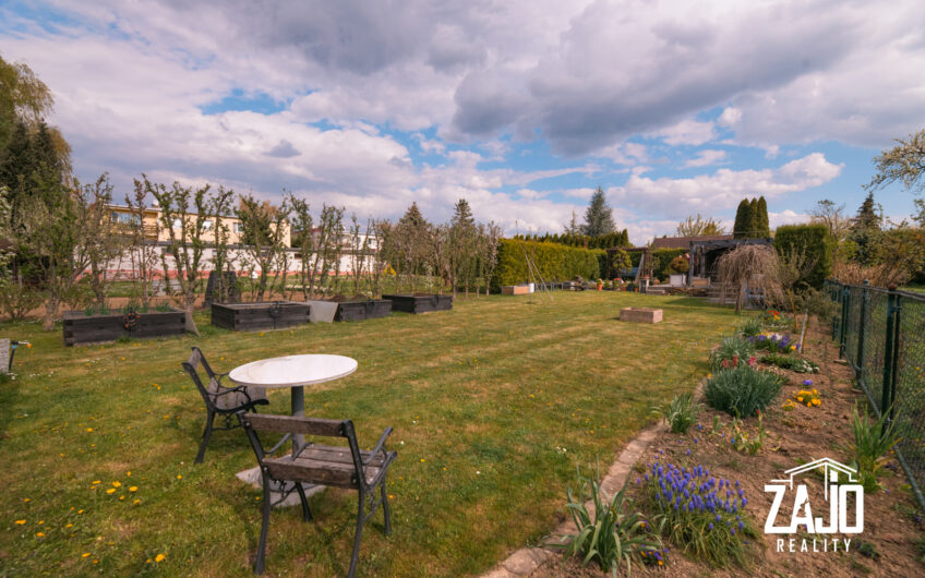 NA PREDAJ | 3-izbový byt s lodžiou, 2x garáž a záhrada 441 m², Trenčianske Biskupice 