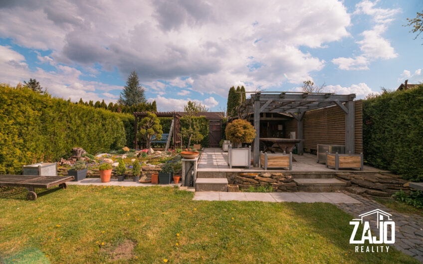 NA PREDAJ | 3-izbový byt s lodžiou, 2x garáž a záhrada 441 m², Trenčianske Biskupice 