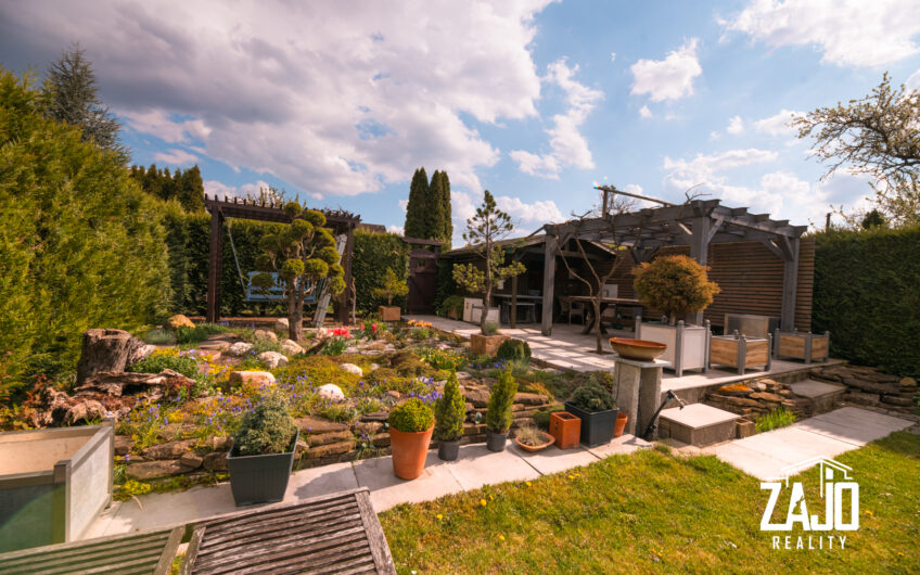 NA PREDAJ | 3-izbový byt s lodžiou, 2x garáž a záhrada 441 m², Trenčianske Biskupice 