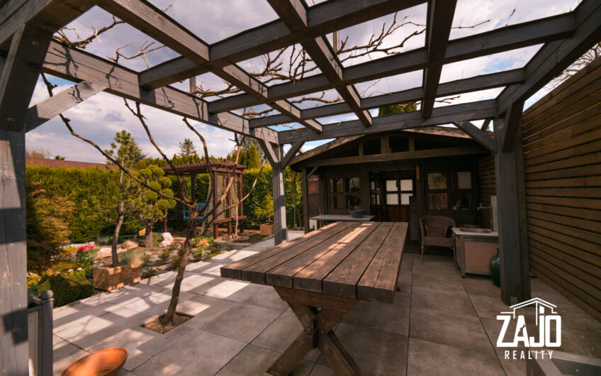 NA PREDAJ | 3-izbový byt s lodžiou, 2x garáž a záhrada 441 m², Trenčianske Biskupice 