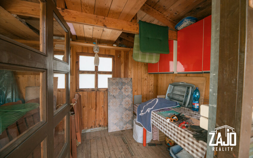 NA PREDAJ | 3-izbový byt s lodžiou, 2x garáž a záhrada 441 m², Trenčianske Biskupice 