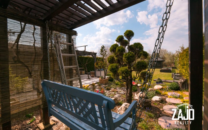 NA PREDAJ | 3-izbový byt s lodžiou, 2x garáž a záhrada 441 m², Trenčianske Biskupice 