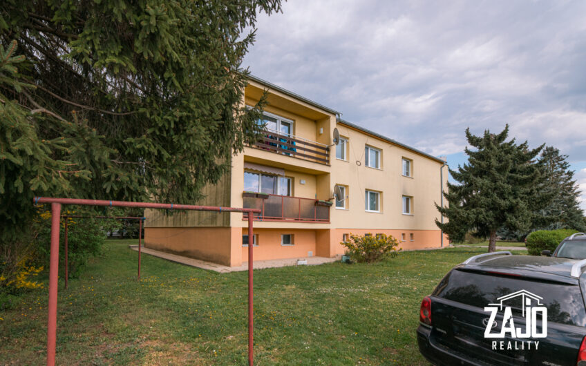 NA PREDAJ | 3-izbový byt s lodžiou, 2x garáž a záhrada 441 m², Trenčianske Biskupice 