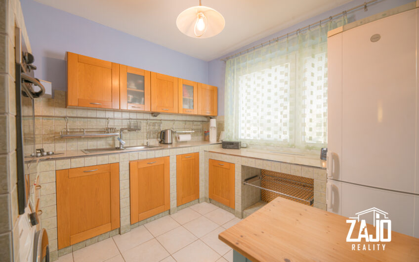 NA PREDAJ | 3-izbový byt s lodžiou, 2x garáž a záhrada 441 m², Trenčianske Biskupice 