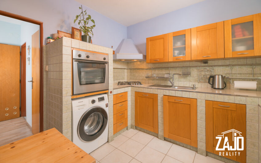 NA PREDAJ | 3-izbový byt s lodžiou, 2x garáž a záhrada 441 m², Trenčianske Biskupice 