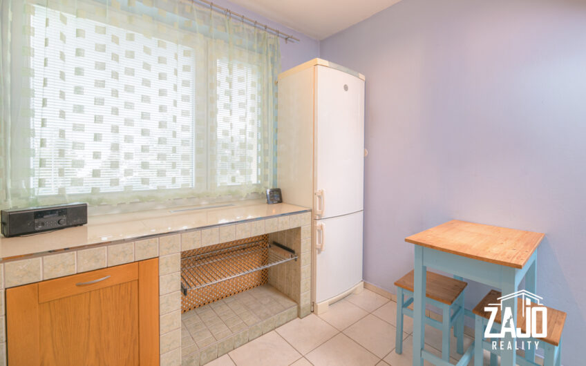 NA PREDAJ | 3-izbový byt s lodžiou, 2x garáž a záhrada 441 m², Trenčianske Biskupice 