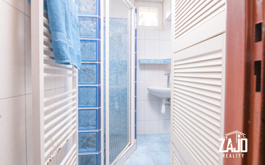 NA PREDAJ | 3-izbový byt s lodžiou, 2x garáž a záhrada 441 m², Trenčianske Biskupice 