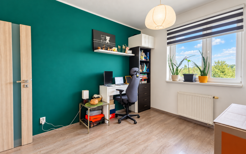 NA PREDAJ | Priestranný 3-izbový byt s dvoma balkónmi, 80 m² – Nemšová, Jaseňová ulica