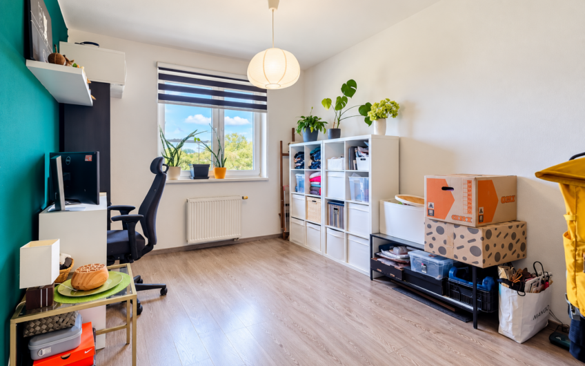 NA PREDAJ | Priestranný 3-izbový byt s dvoma balkónmi, 80 m² – Nemšová, Jaseňová ulica