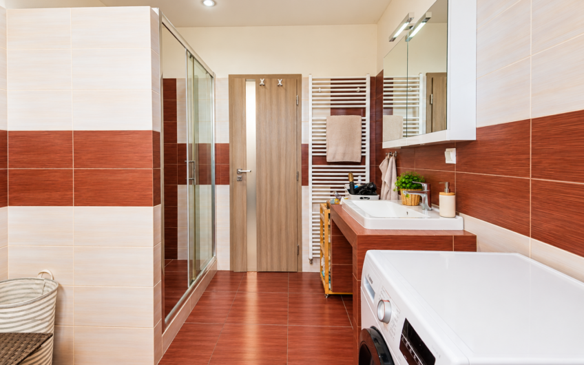 NA PREDAJ | Priestranný 3-izbový byt s dvoma balkónmi, 80 m² – Nemšová, Jaseňová ulica