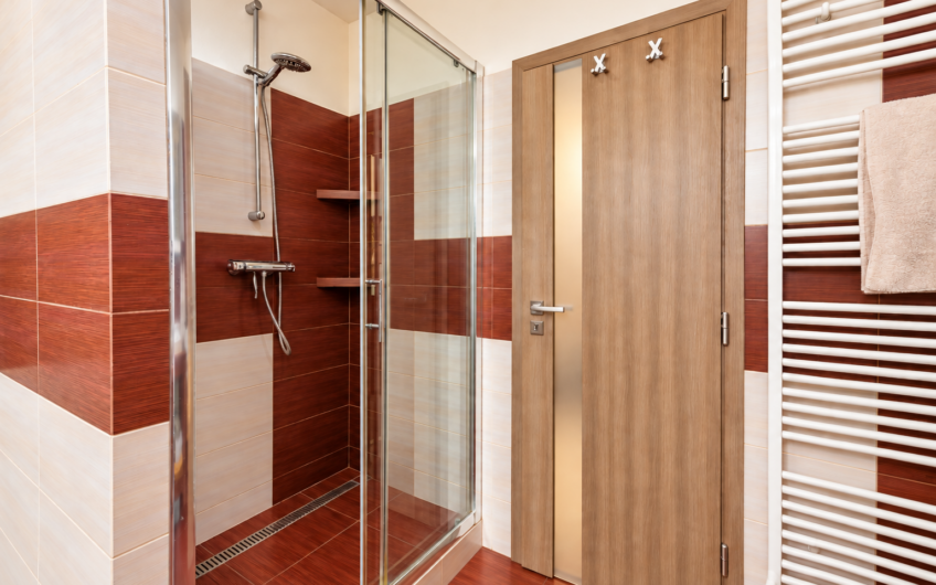NA PREDAJ | Priestranný 3-izbový byt s dvoma balkónmi, 80 m² – Nemšová, Jaseňová ulica