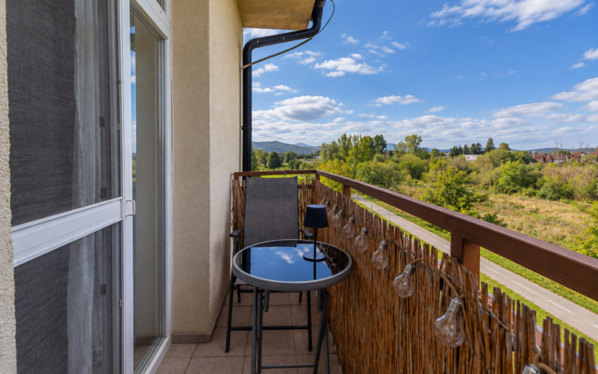 NA PREDAJ | Priestranný 3-izbový byt s dvoma balkónmi, 80 m² – Nemšová, Jaseňová ulica