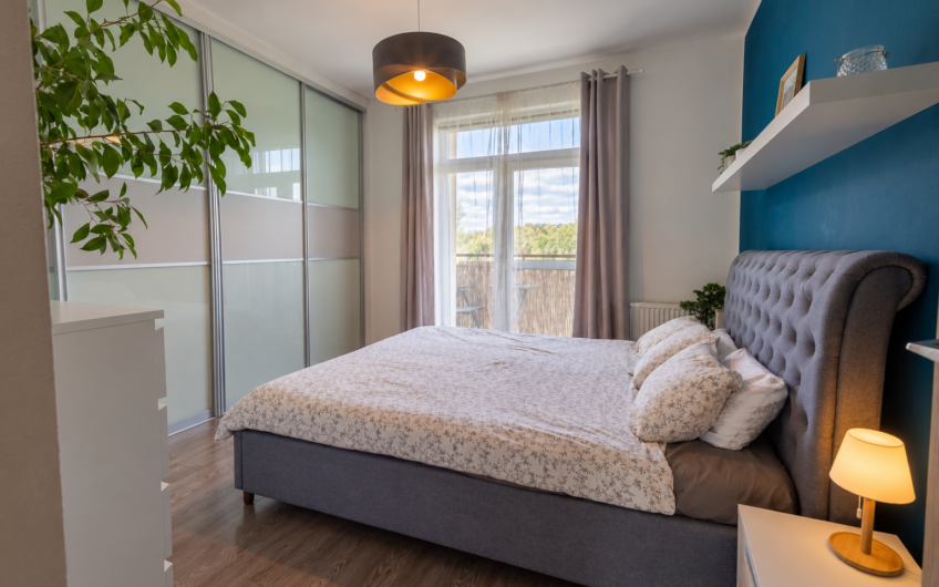 NA PREDAJ | Priestranný 3-izbový byt s dvoma balkónmi, 80 m² – Nemšová, Jaseňová ulica