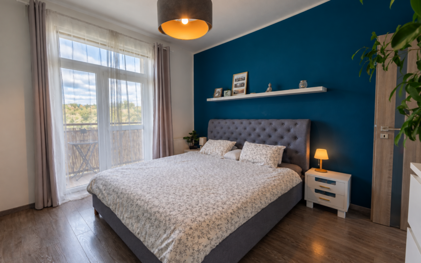 NA PREDAJ | Priestranný 3-izbový byt s dvoma balkónmi, 80 m² – Nemšová, Jaseňová ulica
