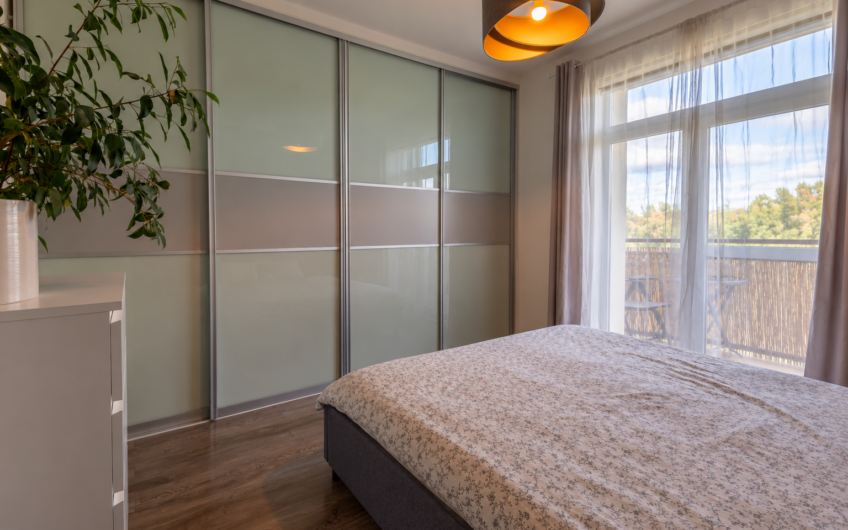 NA PREDAJ | Priestranný 3-izbový byt s dvoma balkónmi, 80 m² – Nemšová, Jaseňová ulica