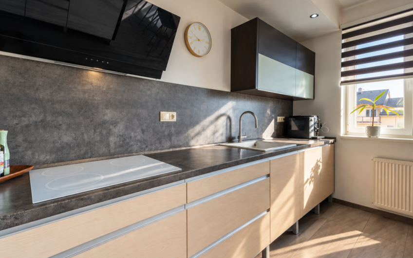 NA PREDAJ | Priestranný 3-izbový byt s dvoma balkónmi, 80 m² – Nemšová, Jaseňová ulica
