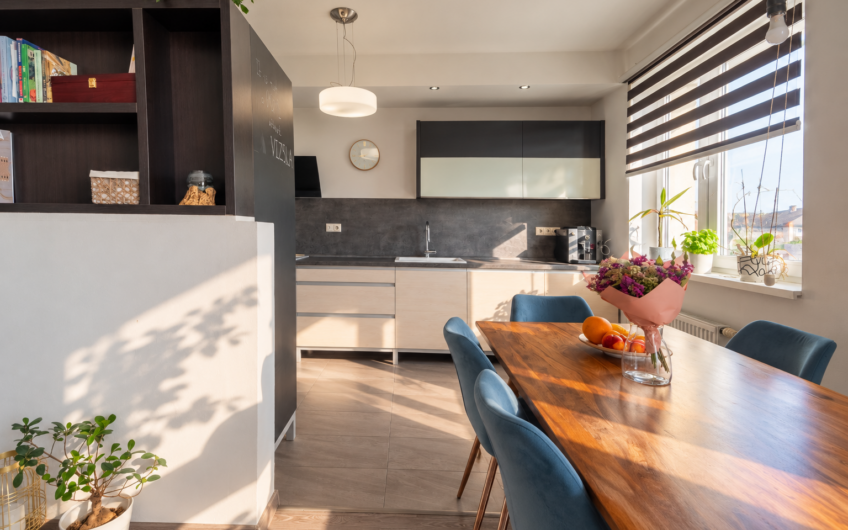 NA PREDAJ | Priestranný 3-izbový byt s dvoma balkónmi, 80 m² – Nemšová, Jaseňová ulica