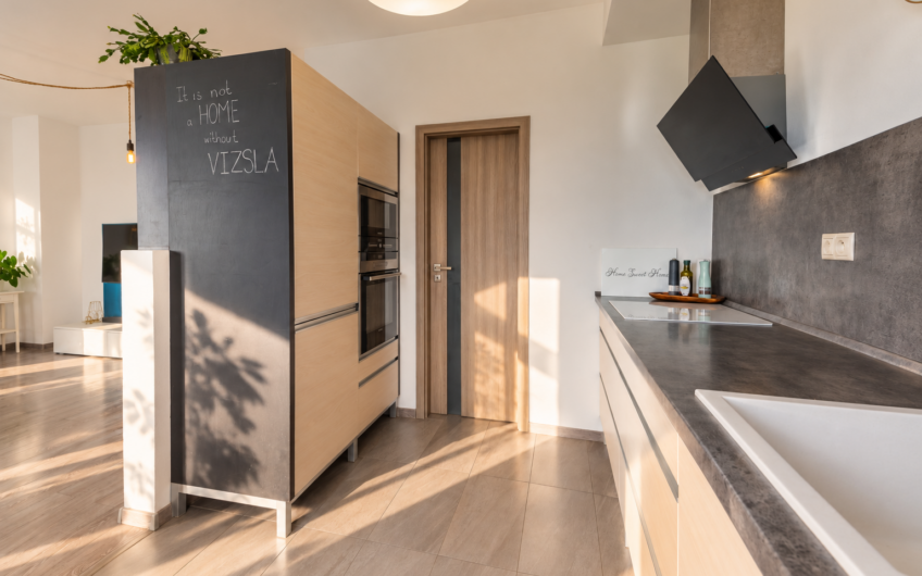 NA PREDAJ | Priestranný 3-izbový byt s dvoma balkónmi, 80 m² – Nemšová, Jaseňová ulica
