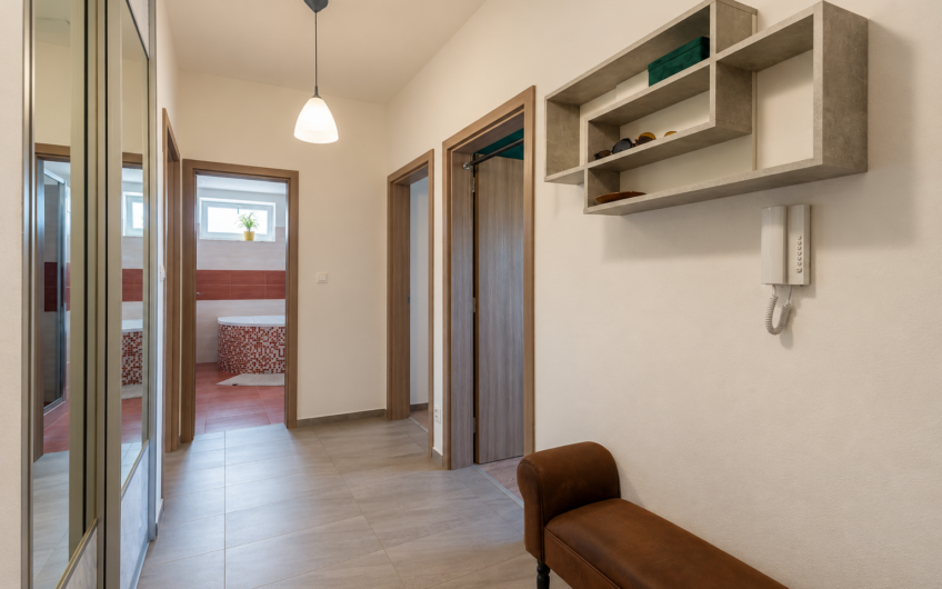 NA PREDAJ | Priestranný 3-izbový byt s dvoma balkónmi, 80 m² – Nemšová, Jaseňová ulica