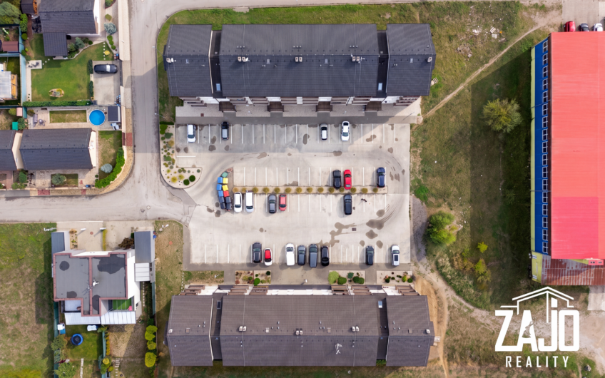 NA PREDAJ | Priestranný 3-izbový byt s dvoma balkónmi, 80 m² – Nemšová, Jaseňová ulica