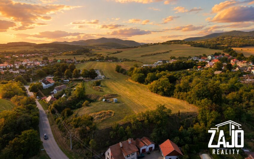 NA PREDAJ | Slnečný stavebný pozemok 693 m² – Chocholná-Velčice
