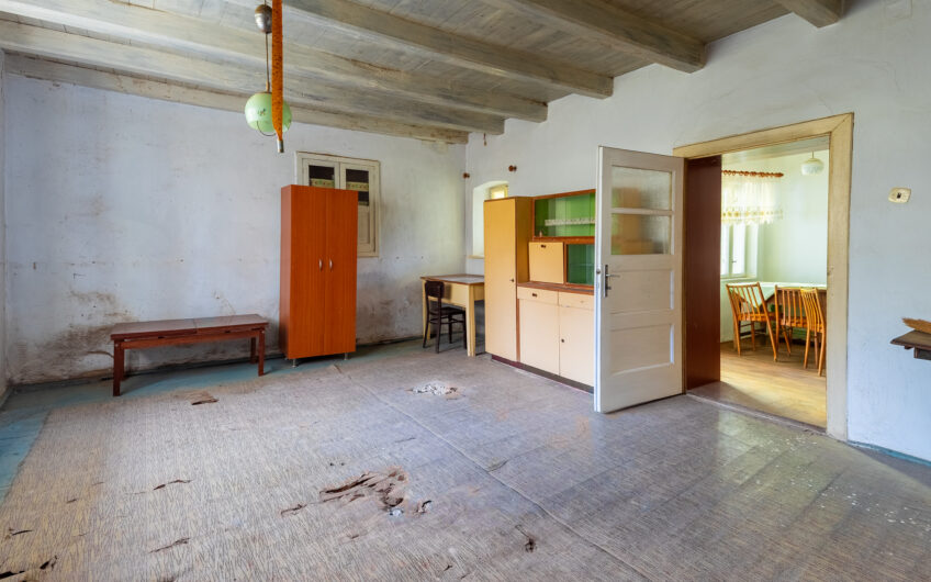 NA PREDAJ | Kopaničiarsky dom s hospodárskymi budovami a pozemkom 2 019 m² – Myjavské kopanice – Kostolné, Babulicov Vrch