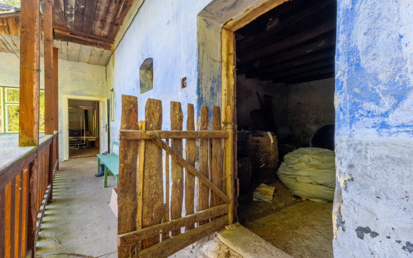 NA PREDAJ | Kopaničiarsky dom s hospodárskymi budovami a pozemkom 2 019 m² – Myjavské kopanice – Kostolné, Babulicov Vrch