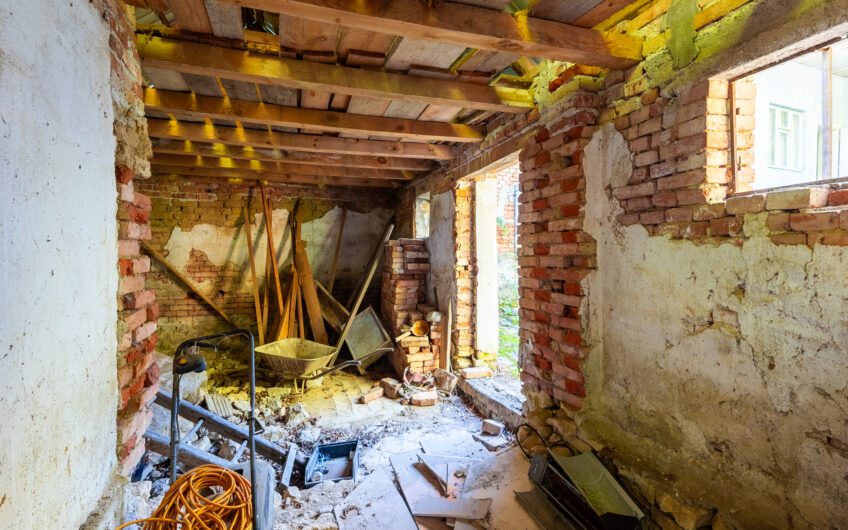 NA PREDAJ | Kopaničiarsky dom s hospodárskymi budovami a pozemkom 2 019 m² – Myjavské kopanice – Kostolné, Babulicov Vrch