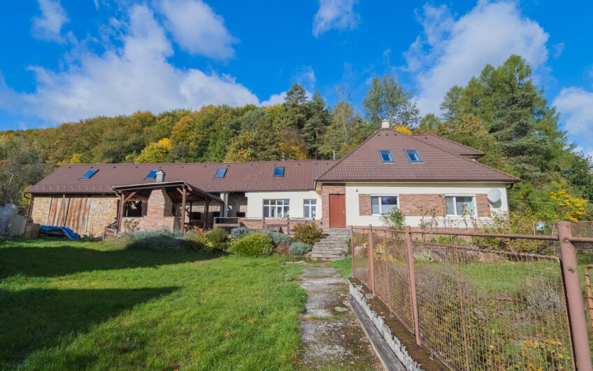 NA PREDAJ | Rodinný dom s kamennou stodolou a pozemkom 3 387 m² – Horná Súča