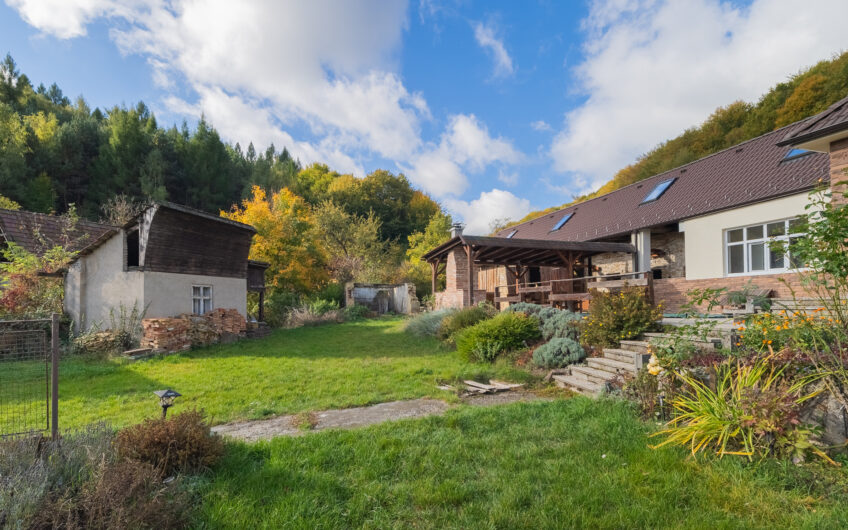 NA PREDAJ | Rodinný dom s kamennou stodolou a pozemkom 3 387 m² – Horná Súča