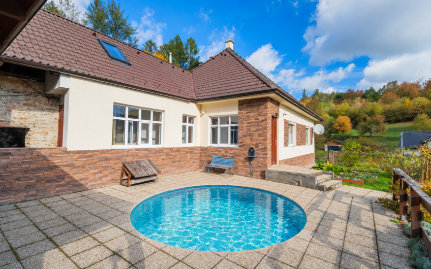 NA PREDAJ | Rodinný dom s kamennou stodolou a pozemkom 3 387 m² – Horná Súča