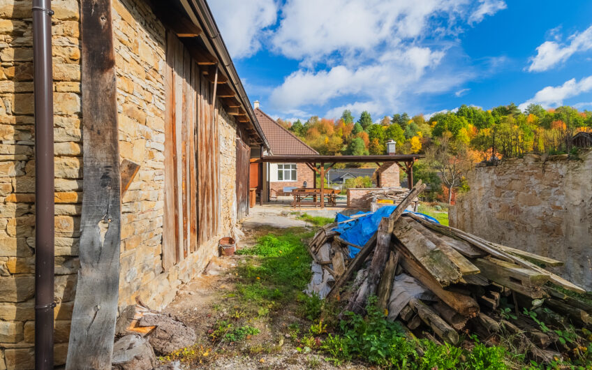 NA PREDAJ | Rodinný dom s kamennou stodolou a pozemkom 3 387 m² – Horná Súča